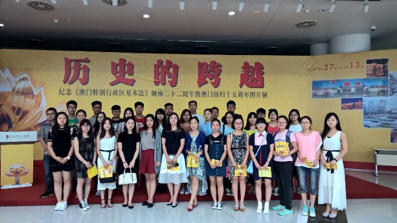 参加展览师生在活动现场合影留念.jpg