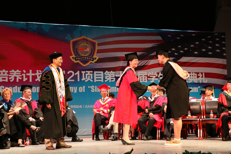 中美双方高校代表为1+2+1项目学生颁发两校学位证书_副本.jpg